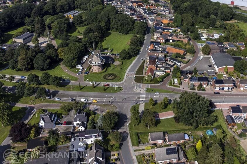 Foto: De kruising in de Hogelandsterweg met de Molenstraat en de Proosdij.