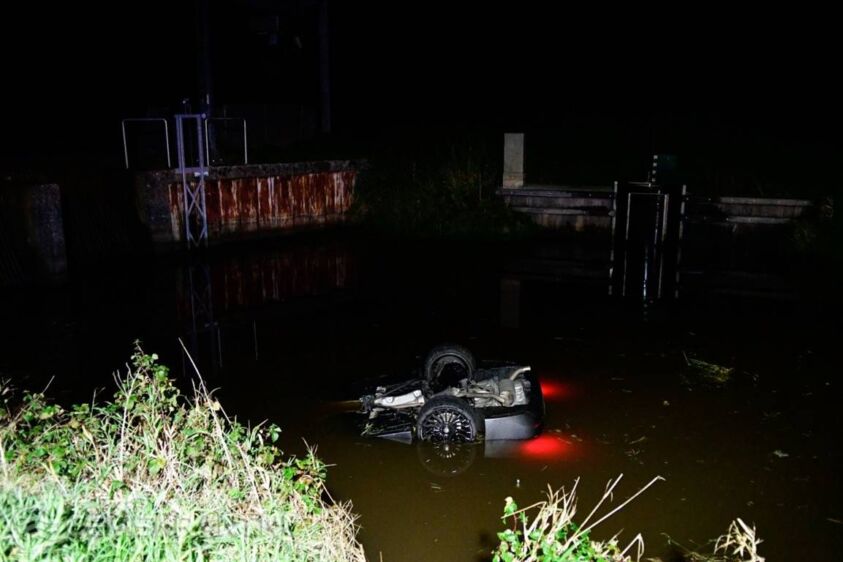 Voertuig belandt op de kop in de sloot bij gemaal in Schildwolde