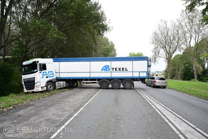 Vrachtwagen komt vast te zitten tijdens keeractie in Farmsum