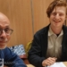 voorzitter Harrie Tilman en dirigent Julius Jonker bij de ondertekening van het contract.