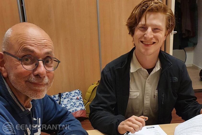 voorzitter Harrie Tilman en dirigent Julius Jonker bij de ondertekening van het contract.