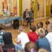 Burgemeester Beukema leest voor bij de Rietpluim in Delfzijl Foto: Jan Pitt