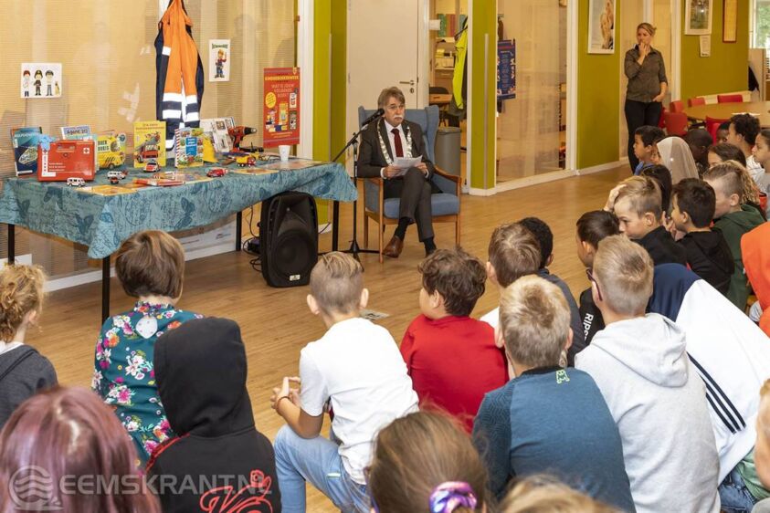 Burgemeester Beukema leest voor bij de Rietpluim in Delfzijl Foto: Jan Pitt