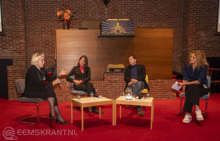 V.l.n.r.: Annalies Usmany-Dallinga, Margrite Kalverboer, Tom Postmes en gespreksleider Elllis Hendriksen. Foto: Walter van der Zwaan