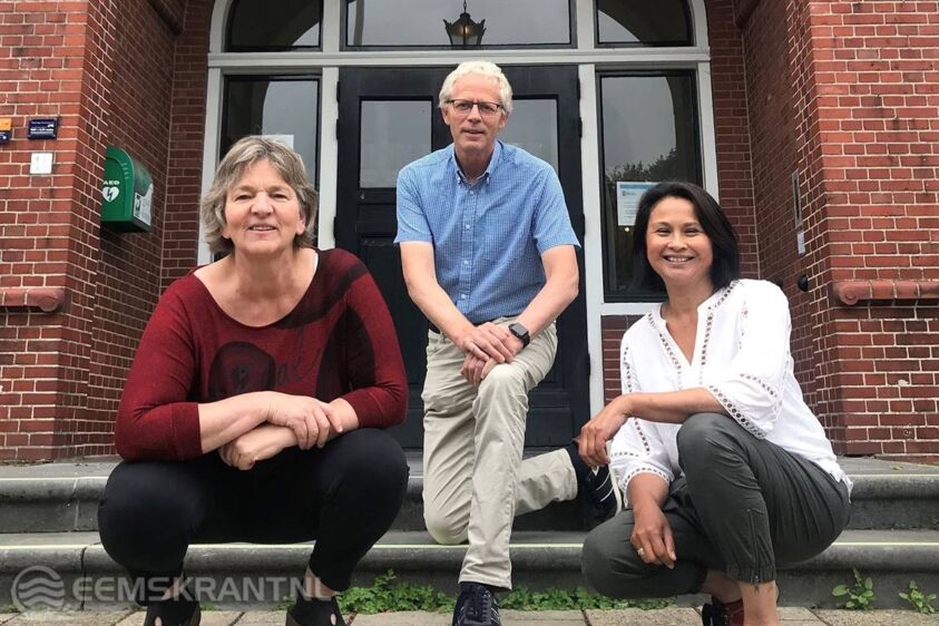 staan (vlnr): Lidwien Martens (Coördinator 'Nu Niet Zwanger'  van GGD Groningen), Pier Prins (wethouder Jeugd van de gemeente Eemsdelta) en Paula Freije (Projectleider 'Nu Niet Zwanger' van GGD Groningen).