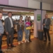 Luna en Kirsten uit 2 VWO van het Rudolph Pabus Cleveringa Lyceum in Appingedam nemen de eerste QR-kaartjes in ontvangst.