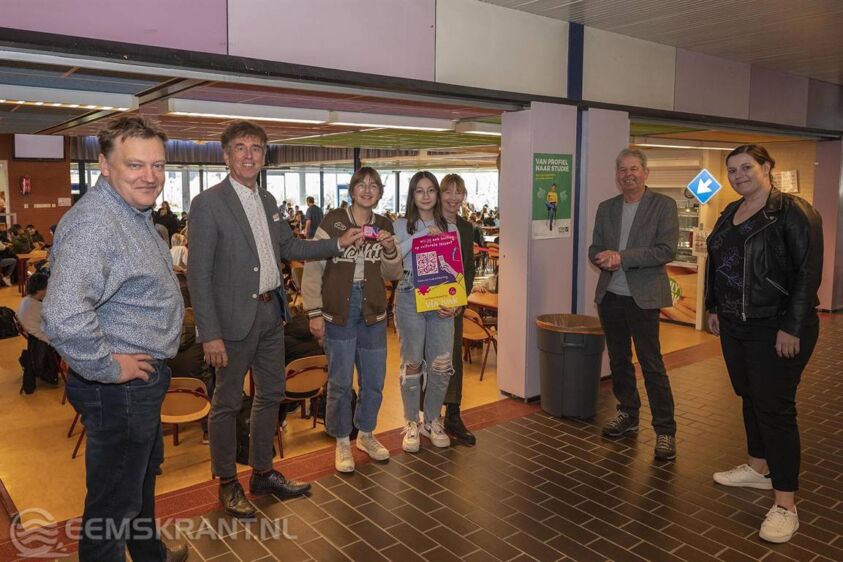 Luna en Kirsten uit 2 VWO van het Rudolph Pabus Cleveringa Lyceum in Appingedam nemen de eerste QR-kaartjes in ontvangst.