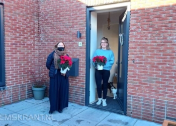 Directeur-bestuurder Laura Broekhuizen heeft de eerste bewoners verwelkomt in hun nieuwe huis met een klein cadeautje.