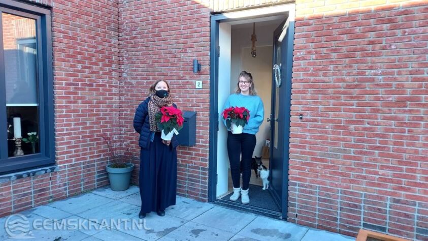 Directeur-bestuurder Laura Broekhuizen heeft de eerste bewoners verwelkomt in hun nieuwe huis met een klein cadeautje.