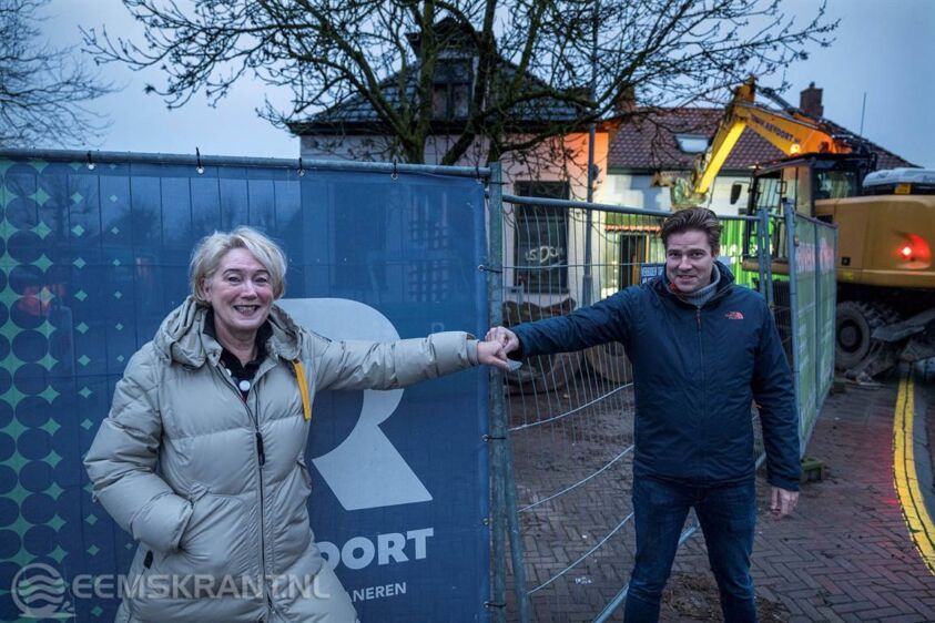 Wethouder Annalies Usmany-Dallinga en Arco Heuvelman geven het startsein voor de sloop van voormalig
Chinees restaurant Shanghai aan het Bolwerk in Appingedam. Foto: Jan Zeeman