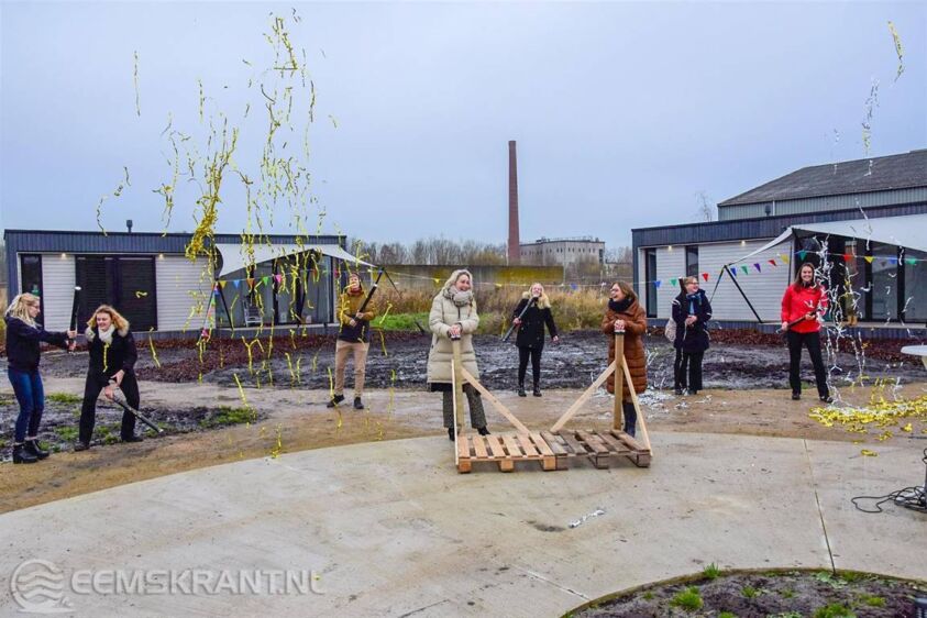 links wethouder Annalies Usmany-Dallinga en rechts directeur-bestuurder Woonstichting Groninger Huis Laura Broekhuizen. Foto: Douwe Schudde