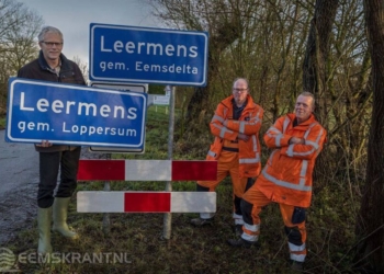 Wethouder Pier Prins houdt het oude bord in de hand, terwijl de mannen van de onderhoudsdienst het nieuwe bord hebben geplaatst. Foto: Jan Zeeman