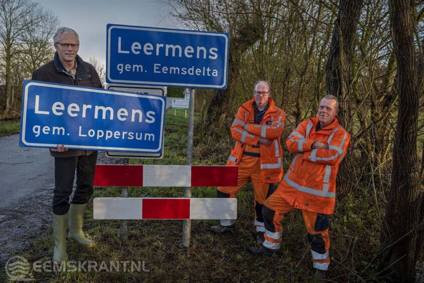 Wethouder Pier Prins houdt het oude bord in de hand, terwijl de mannen van de onderhoudsdienst het nieuwe bord hebben geplaatst. Foto: Jan Zeeman