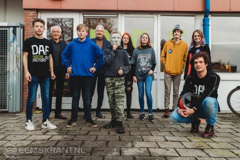 Wytze de Vries (directeur ICO), wethouder Jan Menninga en Dennis Molema (DAF-coach locatie Appingedam) met de jongeren die lid zijn van DAF (Daffers). Foto: Ellen Vegter