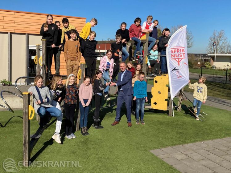 Wethouder Meindert Joostens levert een elektrische schuurmachine in als start van de E-waste Race.