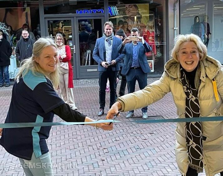 Foto: Christina Hollander,
medewerkster van Action; rechts: Annalies Usmany-Dallinga.