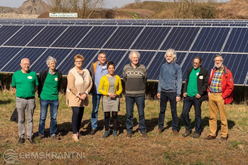 Op de foto: Bestuursleden van coöperatie Duurzaam Menterwolde en coöperatie Eekerpolder samen met Titia Siertsema van Fonds Nieuwe Doen (3e van links) en gedeputeerde Melissa van Hoorn (5e van links) op locatie Sunbrouck.
Foto: Pepijn van den Broeke