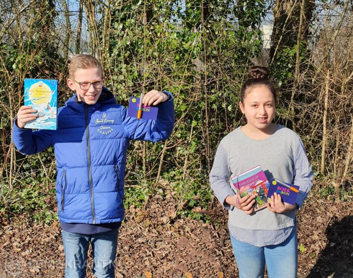 Jordin uit Holwierde en Leen uit Delfzijl zijn de regionale voorleeskampioenen van De Nationale Voorleeswedstrijd in de gemeente Eemsdelta. Foto: Biblionet Groningen