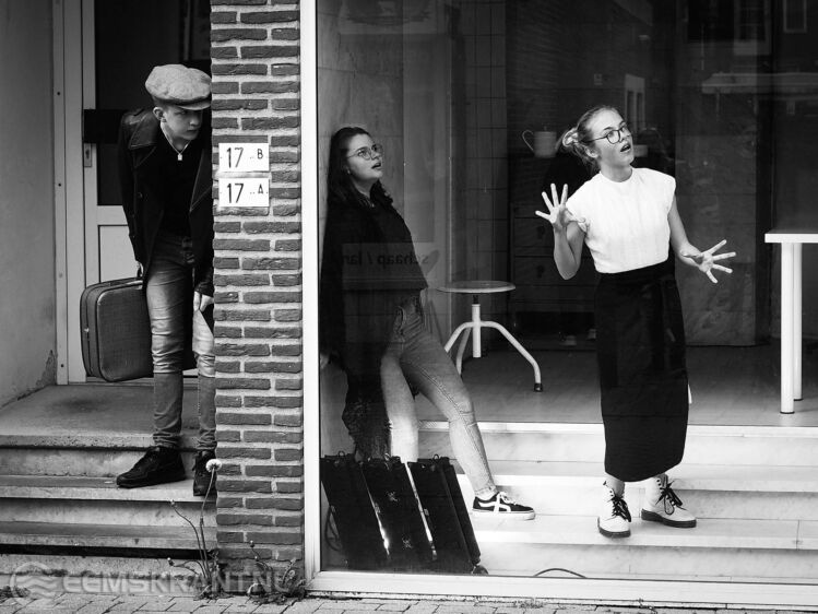 Theater na de Dam vorig jaar in Delfzijl, met v.l.n.r. Jens Hooites, Nienke Pettinga en Riëlle van den Berg. Foto door Bert Olivier.’