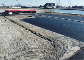 De werkzaamheden op het terrein van Holland Norway Lines aan de Beatrixhaven zijn in volle gang