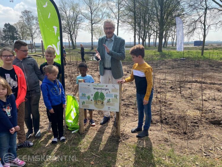 Foto: onthulling bord door wethouder Jan Menninga met enkele leerlingen van De Kronkelaar