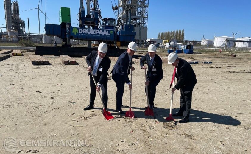 CEO Cas König van Groningen Seaports (l) en vertegenwoordigers van Avantium verrichten symbolisch de openingshandeling voor de bouw van de FDCA-fabriek. Foto: Groningen Seaports