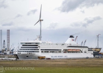 De MS Romantika aan  de zware ladingkade in de Eemshaven