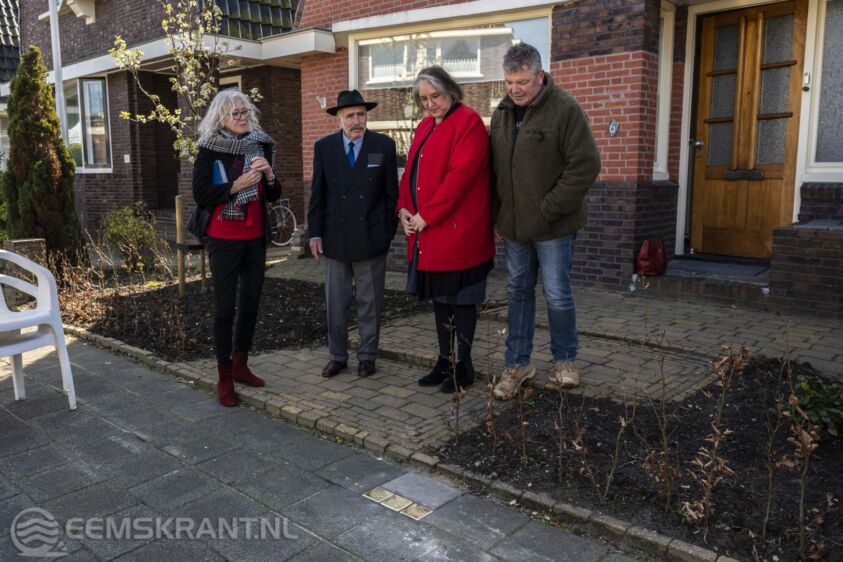 Nabestaande Hans Gobes vertelt de huidige bewoners van het huis, Brigitta Tuik en Wim de Groot, over de stenen en de geschiedenis. Links naast hem Lousie Philipse van de joodse gemeenschap in Zuidlaren.