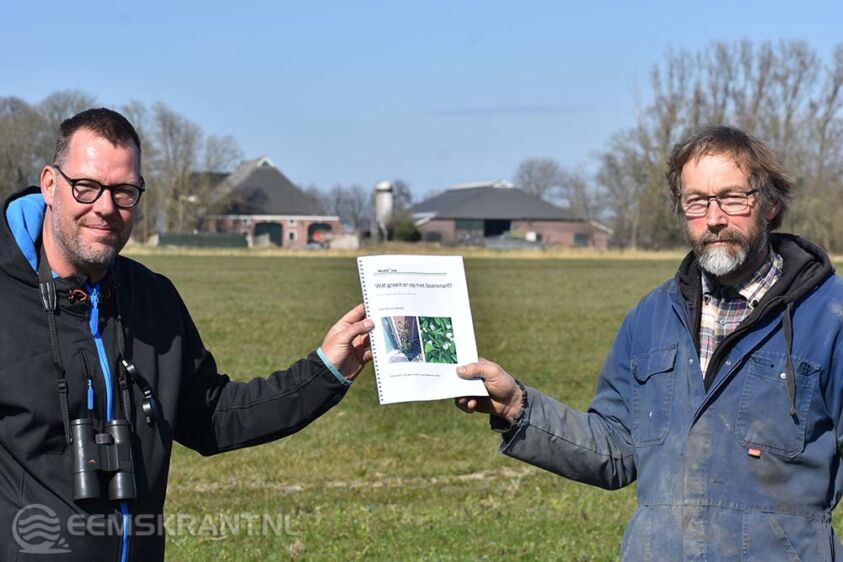 Bestuurslid WierdeDijk Albert-Erik de Winter (links) overhandigt plantenrapport aan oud-voorzitter Evert Smink (rechts). Foto Alwin van Lubeck
