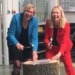 Wethouder Mariette de Visser van de gemeente Het Hogeland en directeur Gea Boerma van de provincie Groningen slaan spijkers met koppende, als symbolische aftrap van het project Van Waarde