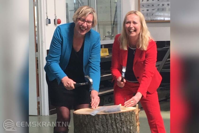 Wethouder Mariette de Visser van de gemeente Het Hogeland en directeur Gea Boerma van de provincie Groningen slaan spijkers met koppende, als symbolische aftrap van het project Van Waarde