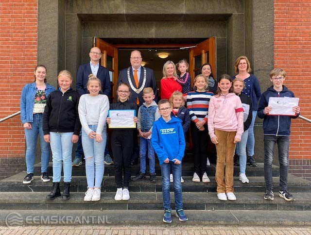 Medewerker Kids2B, Voorzitter G. de Groot van Marketing Stad Appingedam, burgemeester B. Visser, Mevrouw Dominika Kowalik (namens de Poolse school Swieta Katarzyna), leerkracht Jan Ligthart, leerkracht De Citer, in gezelschap van kinderen van de Olingertil.