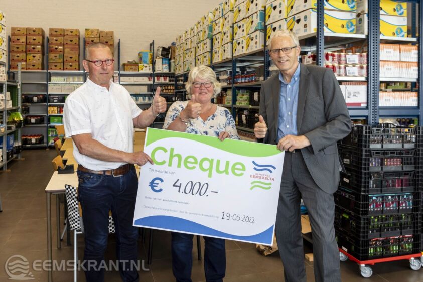Op de foto staan (v.l.n.r.): Jan Oolders (voedselbank), Ina Schenkel (gemeenteraadslid)  en Pier Prins (wethouder)