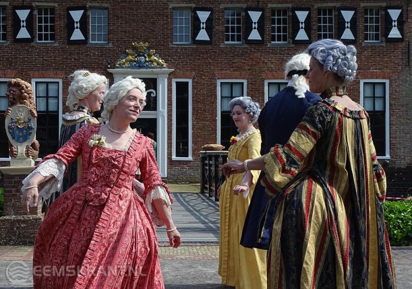 Leden van Hofdansvereniging Plaisir Courtois op het voorplein. Foto: Rudy Brinkman