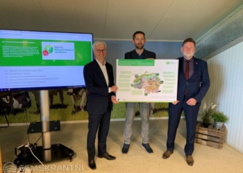 v.l.n.r. Franc van der Steen (Ministerie van LNV), Johan Hamster (gedeputeerde provincie Groningen) en Klaas Fokkinga (gedeputeerde provincie Fryslân).