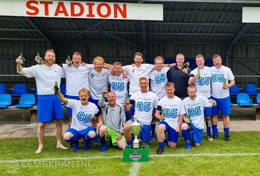 Foto: oud vv ’t Zandt viert het kampioenschap
