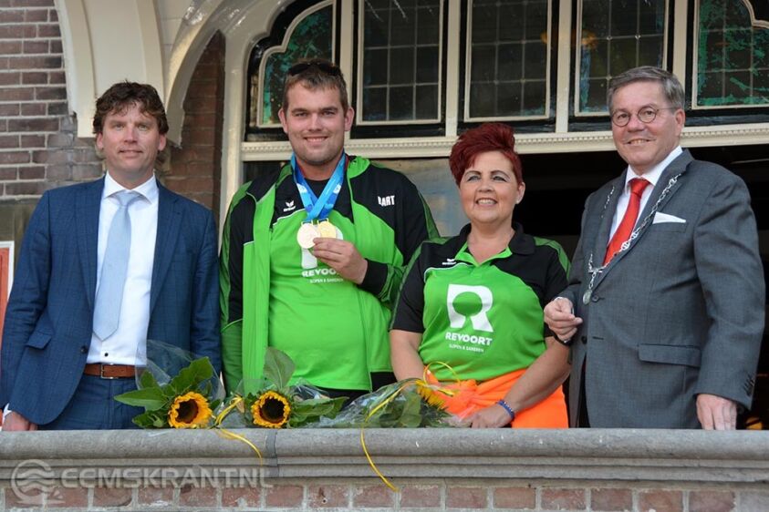 Foto: Marinus Hol – v.l.n.r.: Wethouder van sport Henk-Jan Schmaal, Bart Hol, coach Patricia Lammerts en Burgemeester Berry Link