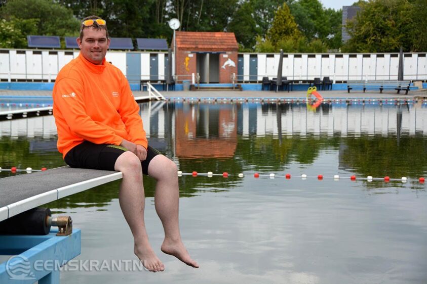 Bart Hol in het Zoutwaterbad K.P. Zijl in Loppersum. Foto: Marinus Hol