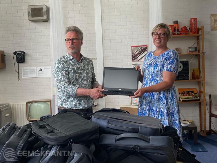 Arjen Edzes en Mariette de Visser met de laptops