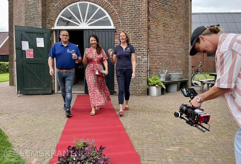 vlnr: Henk Post van Bakkerij Post, Romy ten Bos van Riv&Ro Fashion en Anja Dijkstra van Reformwinkel de Guldenroede, John Witteman van Reclamebureau Blksm Foto: Marketing Eemsdelta