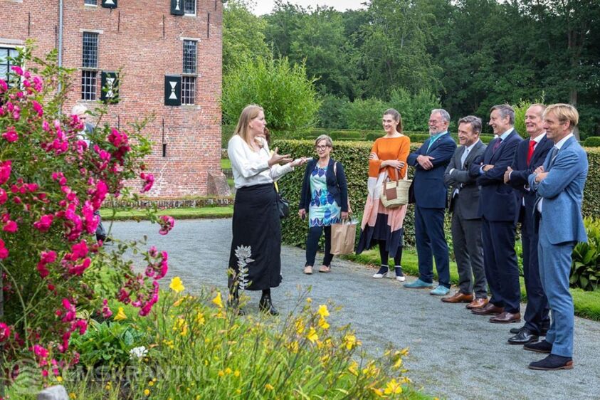 Directeur van de Menkemaborg Afiena van IJken licht de delegatie de kunstwerken toe. Foto: Provincie Groningen