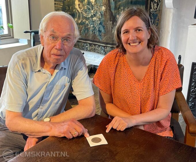 Henk Bolt, historisch adviseur en Alina Dijk, collectiemedewerker presenteren de nieuwe aanwinst. Foto: Sabine Nienhuis