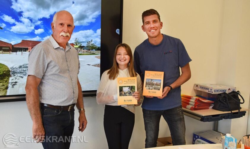 Paul Thijssen, leerlinge Levi Molema en leerkracht Christian Nijenhuis met de eerste exemplaren van het boek. Foto: Eigen foto