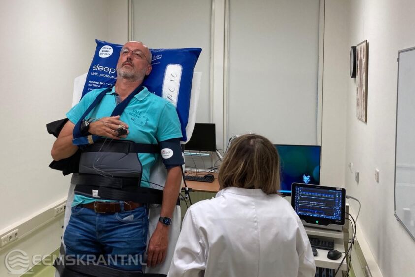 Foto: Jan van Hoek heeft Long COVID en doet mee aan het onderzoek. Met een kanteltafeltest wordt bij hem onderzocht hoe zijn lichaam de bloeddruk en bloedsomloop regelt bij houdingsveranderingen.