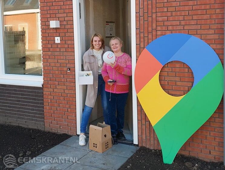 Mevrouw Tyrykina (R) voor haar nieuwe woning samen met woonconsulent Kim Veldkamp (L).