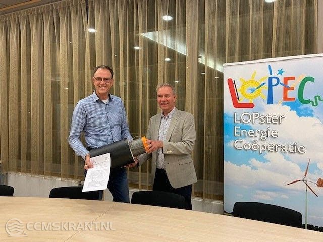 Wethouder Meindert Joostens (rechts) en Tjitsema Mollema, voorzitter Lopster Energie Coöperatie.