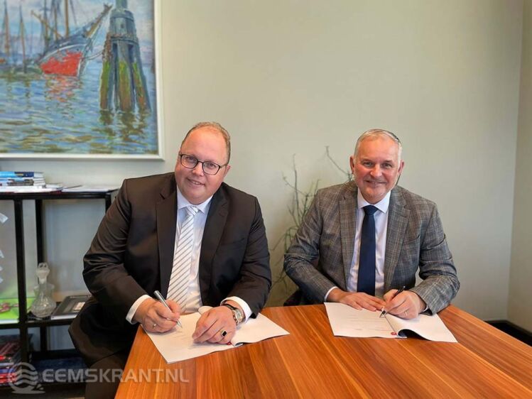 Foto: Burgemeester Ben Visser en Alex van Pel van het Meldpunt ondertekenen de samenwerkingsovereenkomst.