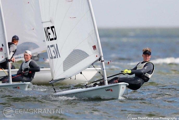 Foto: ‘Stijn Beks in actie tijdens het Nederlands kampioenschap Laser zeilen in Medemblik’.