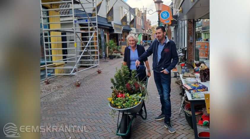 Wethouder Annalies Usmany met een van de ondernemers