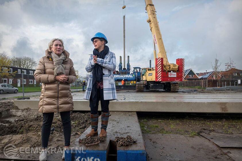 Wethouder Annalies Usmany-Dallinga (links) en Laura Broekhuizen (rechts) en voor indrukkende drukpaalstellage.